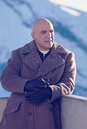 Telly Savalas anlässlich der Dreharbeiten zu dem James Bond-Film "Im Geheimdienst Ihrer Majestät" im November 1968 auf Piz Gloria (Schweiz); dieses Bild stammt aus der Sammlung (Bildarchiv)  der ETH-Bibliothek und wurde auf Wikimedia Commons im Rahmen einer Kooperation mit Wikimedia CH veröffentlicht; Urheber: "Comet Photo AG" (Zürich); Lizenz: CC BY-SA 4.0