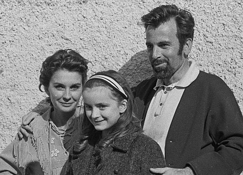 JeanSimmons (l.), Jennifer Edwards und Maximilian Schell 1967 whrend der Dreharbeiten zu dem Film "Heidi kehrt heim"; Urheber: Jack Metzger (19181999); dieses Foto (Ausschnitt des Originalfotos) stammt aus der Sammlung (Bildarchiv1)) der ETH-Bibliothek und wurde auf Wikimedia Commons im Rahmen einer Kooperation mit Wikimedia CH verffentlicht; Quelle: www.e-pics.ethz.ch; Urheber: Jack Metzger (Com_L16-0706-0005-0001); Lizenz: CC BY-SA 4.0