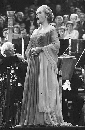 Elisabeth Schwarzkopf tritt am 29. September 1961 im "Koninklijk Concertgebouw" in Amsterdam anl�sslich der "Grand Gala Du Disque" auf, bei der die "Edison Awards" verliehen wurden, den auch sie im Bereich "Klassik" erhielt: Rechteinhaber: Nationaal Archief�(Den Haag, Rijksfotoarchief; Bestandsnummer: 912-9837); Urheber/Fotograf: Harry Pot / Anefo;; Quelle: Wikimedia Commons; Lizenz: CC0 1.0 (Verzicht auf das Copyright)