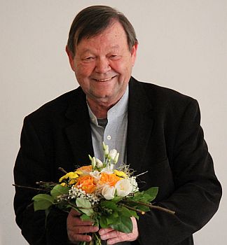 Ernst-Georg Schwill 2013 anlässlich einer Lesung in der "Galerie Lobeda-West" in Jena; Urheber : Wikimedia-User: Indeedous; Lizenz: Gemeinfreiheit; Quelle: Wikimedia Commons