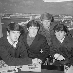 "The Searchers" am 17. September 1965 bei Ankunft auf dem Flughafen Amsterdam Schiphol: Rechteinhaber: Nationaal Archief1) (Den Haag, Rijksfotoarchief; Bestandsnummer: 918-1992); Urheber/Fotograf: Jac. de Nijs / Anefo; Quelle: Wikimedia Commons; Lizenz:  CC0 1.0 (Verzicht auf das Copyright)