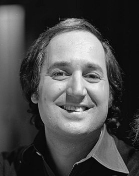 Neil Sedaka am 4. Mrz 1974 in der AVRO-Show "TopPop"; Urheber: AVRO; Lizenz: CC BY-SA 3.0; Quelle: Beeld en Geluid Wiki, einer Initiative des "Niederlndischen Instituts fr Bild und Ton" bzw. Wikimedia Commons; Originalfoto: FTA001019349 001 con.png