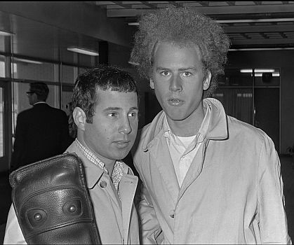 Art Garfunkel (r.) und Paul Simon am 28. Juni 1966 bei Ankunft auf dem Flughafen Amsterdam Schiphol; Rechteinhaber: Nationaal Archief�(Den Haag, Rijksfotoarchief; Bestandsnummer: 919-3035); Urheber/Fotograf: Joost Evers / Anefo; Quelle: Wikimedia Commons (Ausschnitt des Originalfotos); Lizenz: CC0 1.0 (Verzicht auf das Copyright)