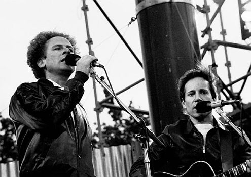 Paul Simon (rechts) und Art Garfunkel 1980; Urheber: Eddie Mallin; Lizenz: CC-BY-SA 2.0.; Quelle: Wikimedia Commons von www.flickr.com
