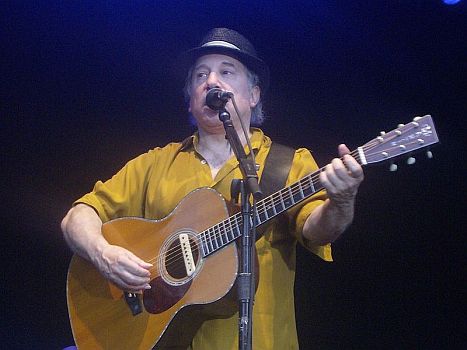 Paul Simon bei einem Live-Konzert am 25. Juli 2008 in Mainz: Urheber: Wikimedia-Nutzer Miho; Lizenz: CC-BY-SA 3.0.; Quelle: Wikimedia Commons