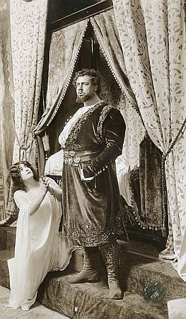 Leo Slezak 1909 in der Titelrolle von Verdis "Otello" zusammen mit Frances Alda (18791952) alsDesdemona; Urheber: White Studio (Metropolitan Opera's Archives); Quelle: Wikimedia Commons von archives.metoperafamily.org (Diese Bild- oder Mediendatei ist gemeinfrei, weil ihre urheberrechtliche Schutzfrist abgelaufen ist.)