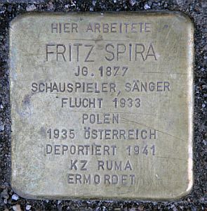"Stolperstein" für Fritz Spira, Behrenstraße 55–57 (Berlin-Mitte); Urheber: Wikipedia-User OTFW (Berlin); Lizenz: CC BY-SA 3.0; Quelle: Wikimedia Commons