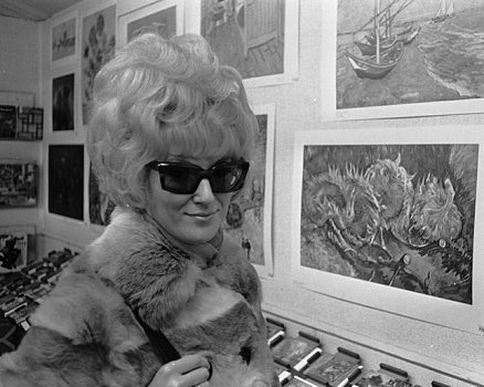 Dusty Springfield am 8. Mrz 1968 im "Stedelijk Museum" in Amsterdam; Rechteinhaber: Nationaal Archief (Den Haag, Rijksfotoarchief; Bestandsnummer: 921-1468); Urheber/Fotograf: Koch, Eric / Anefo; Quelle: Wikimedia Commons; Lizenz:www.gahetna.nl/over-ons/open-data / CC BY-SA 3.0 NL