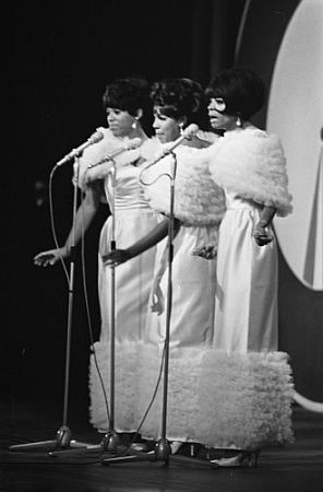 Mary Wilson, Florence Ballard & Diana Ross am 02.10.1965 bei der "Grand Gala du Disque"; Rechteinhaber: Nationaal Archief (Den Haag, Rijksfotoarchief; Bestandsnummer: 918-2599); Urheber/Fotograf: Koch, Eric / Anefo; Quelle: Wikimedia Commons; Lizenz: www.gahetna.nl/over-ons/open-data / CC BY-SA 3.0 NL