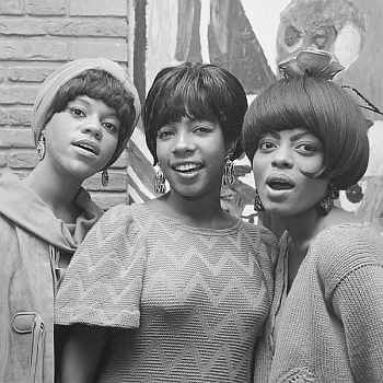 Foto (v.l.n.r): Florence Ballard, Mary Wilson und Diana Ross am 30. September 1965; Rechteinhaber: Nationaal Archief (Den Haag, Rijksfotoarchief; Bestandsnummer: 918-2471); Urheber/Fotograf: Jac. de Nijs / Anefo; Quelle: Wikimedia Commons; Lizenz:www.gahetna.nl/over-ons/open-data / CC BY-SA 3.0 NL