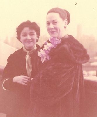 Renata Tebaldi (rechts) mit einer Freundin im Mai 1957 in New York; Urheber: Ag Andras: Lizenz: veröffentlicht als gemeinfreies Foto; Quelle: Wikipedia bzw. Wikimedi Commons