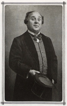 Guido Thielscher als "Der Camelien-Onkel", einer Posse mit Gesang und Tanz in 3 Akten, in"Berliner Leben. Zeitschrift fr Schnheit und Kunst" (Ausgabe 6, 1903); Urheber: Unbekannter Fotograf der Epoche; Quelle: Wikimedia Commons