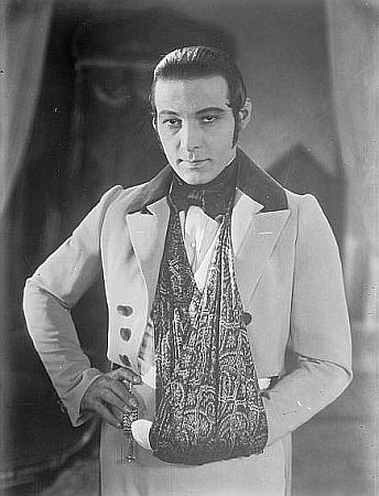  Foto: Rudolph Valentino (undatiert); Quelle: Wikimedia Commons von der US-amerikanischen "Library of Congress", ID ggbain.38803; Urheber: "Bain News Service"; Lizenz: gemeinfreisiehe 