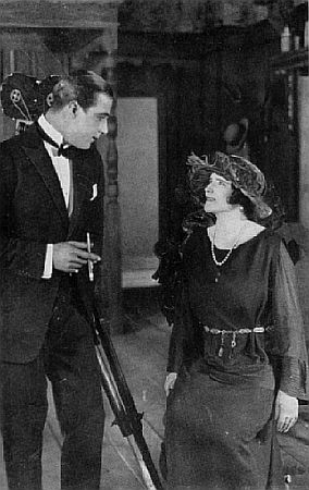 Rudolph Valentino und die Romanautorin Elinor Glyn (1864–1943) während der Drearbeiten zu dem Stummfilm "Beyond The Rocks" (1922) nach Glyns gleichnamigem Roman; Quelle: Wikimedia Commons aus dem Archiv der Bibliothek "Project Gutenberg" (eText 16692); Lizenz: gemeinfrei
