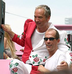 Claus Vinçon (links) mit Georg Uecker 2005 beim "Christopher Street Day" in Köln; Urheber: Elke Wetzig; Lizenz: CC BY-SA 3.0; Quelle: Wikimedia Commons