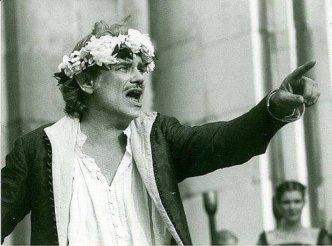 Gert Voss 1995 als "Jedermann"; Urheber: Foto Anrather; Archiv der Salzburger Festspiele; Lizenz: CC BY 3.0; Quelle: www.salzburgerfestspiele.at bzw. Wikimedia Commons
