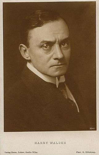 Harry Walden, fotografiert von Rudolf Dührkoop (1848 – 1918) etwa 1916; Das Foto ist gemeinfrei, weil seine urheberrechtliche Schutzfrist abgelaufen ist; Quelle: Wikimedia Commons