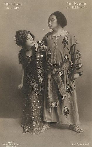 Tilla Durieux und Paul Wegener in "Judith; Photopostkarte des Ateliers "Becker & Maass" (18931938);Datierung: um 1915; Quelle: Wikimedia Commons; Lizenz: Dieses Werk ist gemeinfrei, weil seine urheberrechtliche Schutzfrist abgelaufen ist. Dies gilt fr das Herkunftsland des Werks und alle weiteren Staaten  mit einer gesetzlichen Schutzfrist von 70 oder weniger Jahren nach dem Tod des Urhebers.