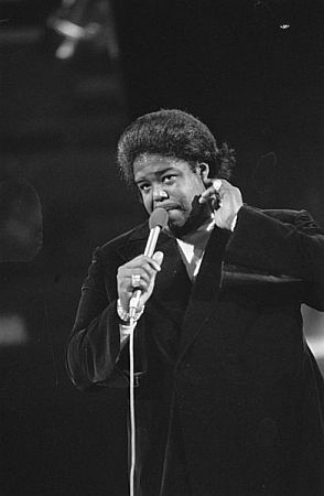 Barry White am 15. Februar 1974 bei der "Grand Gala du Disque Populaire" in Amsterdam; Rechteinhaber: Nationaal Archief (Den Haag, Rijksfotoarchief; Bestandsnummer: 927-0099); Urheber/Fotograf: Mieremet, Rob / Anefo; Quelle: Wikimedia Commons; Lizenz:www.gahetna.nl/over-ons/open-data / CC BY-SA 3.0 NL