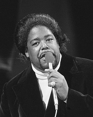 Barry White am 17. Februar 1974 bei der "Grand Gala du Disque Populaire" in der "RAI Amsterdam"; Rechteinhaber: Nationaal Archief (Den Haag, Rijksfotoarchief; Bestandsnummer: 927-0098); Urheber/Fotograf: Unbekannt / Anefo; Quelle: Wikimedia Commons (Ausschnitt des Originalfotos); Lizenz: CC0 1.0 (Verzicht auf das Copyright)