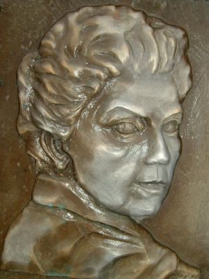 Bronze-Relief von Lia Whr am "Lia Whr Platz" im Frankfurter "Gallusviertel"; Urheber/Fotograf: Wikimedia-User Peng; Lizenz: CC BY-SA 3.0; Quelle: Wikimedia Commons