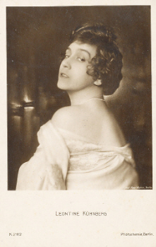Leontine Kühnberg, fotografiert von Wilhelm Willinger (1879-1943); Quelle: www,cyranos.ch; Lizenz: gemeinfrei