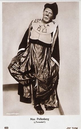 Max Pallenberg 1926 bei den "Salzburger Festspielen" als Traffaldino in "Turandot", fotografiert von von Wilhelm Willinger (1879–1943); Quelle: filmstarpostcards.blogspot.com; "Iris Verlag" Nr. 633; Lizenz: gemeinfrei