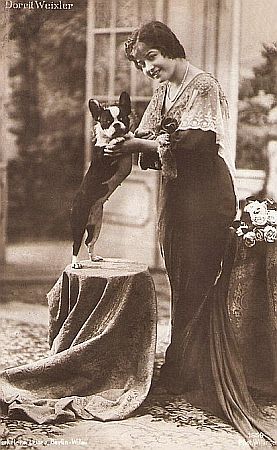 Dorrit Weixler auf einer Fotografie von Wilhelm Willinger (18791943); Verlag Hermann Leiser, Berlin (Nr. 1550); Quelle: filmstarpostcards.blogspot.com; Lizenz: gemeinfrei