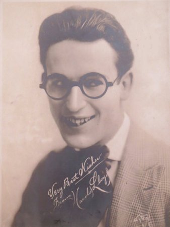 Harold Lloyd in den frühen 1920er Jahren; Urheber: Albert Witzel (18791929; "Witzel Studios", Los Angeles); Lizenz: gemeinfrei