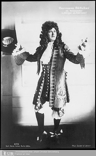 Hermann Böttcher als Tanzmeister in "Der Bürger als Edelmann" von Molière; Urheber "Zander & Labisch" (Albert Zander u. Siegmund Labisch (1863–1942)); Dieses Bild ist Teil der Porträtsammlung Friedrich Nicolas Manskopf der Universitätsbibliothek der Johann Wolfgang Goethe-Universität Frankfurt am Main. Signatur: S 36/F03095
