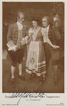 Eugen Rex (links) auf einer Künstlerkarte mit Hilde Wörner und Kurt Vespermann; Urheber: Fotoatelier "Zander & Labisch" (Albert Zander u. Siegmund Labisch (1863–1942)); Quelle: www.cyranos.ch