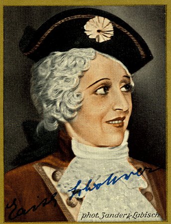 Edith Schollwer auf einem Sammelbild aus der Serie "Bühnenstars und ihre Autogramme", die 1933 den "Gold-Saba"-Zigaretten der "Garbaty"-Zigarettenfabrik beilagen. Urheber: Fotoatelier "Zander & Labisch" (Albert Zander u. Siegmund Labisch) (1863–1942)); Quelle: www.virtual-history.com