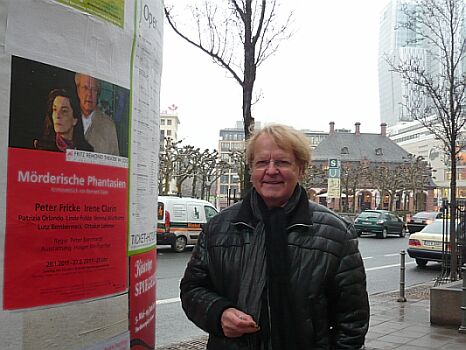 Peter Fricke vor dem Plakat zu "Mörderische Phantasien"; Privatarchiv Peter Fricke