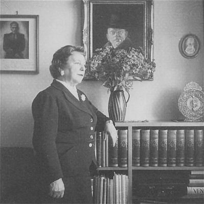 Das Foto zeigt Liesl Karlstadt im Jahre 1958 in ihrer Wohnung.Links hängt ein Foto von Gustaf Gründgens als "Hamlet", rechts ein Gemälde von Karl Valentin. Foto: Copyright Walter Fiedler (23.09.1931–14.08.2012)