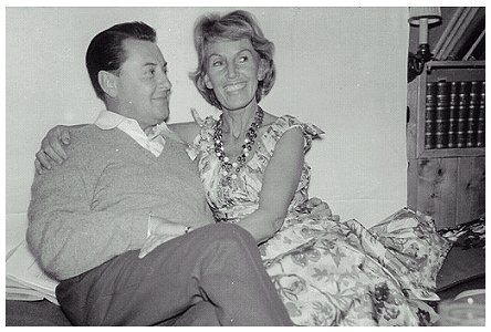 Lale Andersen mit ihrem zweiten Mann, dem Schweizer Liedkomponisten Artur Beul zuhause in Zollikon (1953)