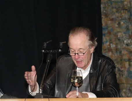 Karlheinz Hackl während der Lesung aus Gerhard Blabolls Buch "Von Sportlern und Hättiwaris". Das Copyright an dem Foto liegt bei Erich Schwingenschlögl.