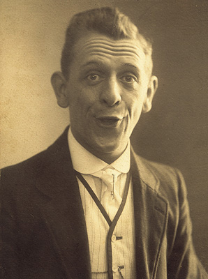 Der junge Clown, Akrobat und Jongleur Adrien Wettach 1903 nach seiner Ankunft in Sdfrankreich; Copyright RaymondNaef