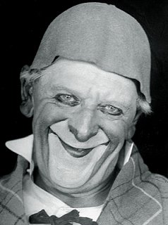 Grock lässt sich um 1927 in seinem Atelier in Oneglia fotografieren; Copyright Raymond Naef