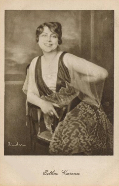 Esther Carena vor 1929; Urheber Alexander Binder (1888 – 1929); Quelle: www.cyranos.ch; Lizenz: gemeinfrei
