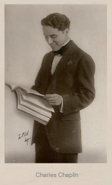Charles Chaplin auf einer Fotografie von Albert Witzel (1879 – 1929; Witzel Studios, LA.); Quelle: www.cyranos.ch