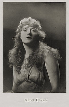 Marion Davies auf einer Fotografie von Arnold Genthe (1869  1942); Quelle: www.cyranos.ch