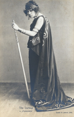 Tilla Durieux auf einer Fotografie des Fotoateliers "Zander & Labisch", Berlin, Urheber Siegmund Labisch (1863–1942); Quelle: www.cyranos.ch