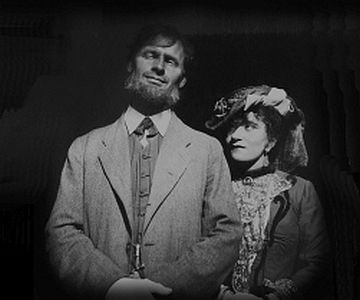 Szenenfoto mit Fritz Rasp als "Bettlerknig" Jonathan Jeremiah Peachum und Valeska Gert als Frau Peachum in "Die 3 Groschen-Oper" (1931); Quelle: cyranos.ch bzw. Archiv "Praesens-Film AG" Zrich; mit freundlicher Genehmigung von Peter Gassmann (Praesens-FilmAG, Zrich); Copyright Praesens-Film AG