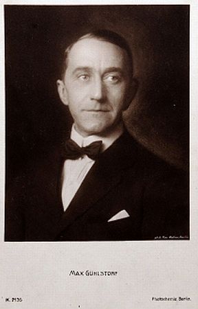 Max Gülstorff auf einer Fotografie von Mac Walten (18921943); Quelle: cyranos.ch; Photochemie-Karte: Lizenz: gemeinfrei