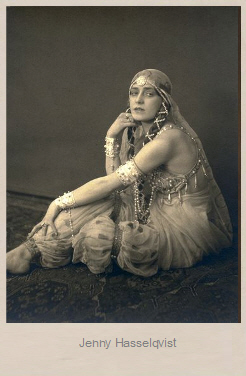 Jenny Hasselqvist fotografiert von Henry B. Goodwin (1878 – 1931); Quelle: www.cyranos.ch; Lizenz: gemeinfrei