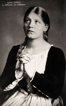 Lucie Höflich als "Käthchen von Heilbronn", fotografiert von Aura Hertwig (1861-1944); Quelle: cyranos.ch; Lizenz; gemeinfrei