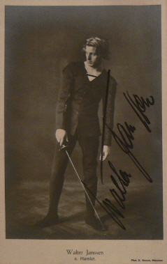 Der junge Walter Janssen als "Hamlet" in dem gleichnamigen Drama von William Shakespeare; fotografiert von Eduard Wasow (1890–1942); Quelle: www.cyranos.ch; Lizenz: gemeinfrei