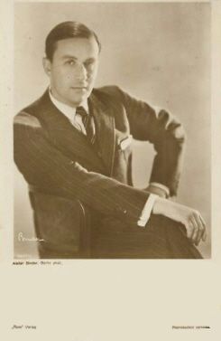 Oskar Karlweis, ca. 1927–1929; Urheber bzw. Nutzungsrechtinhaber: Alexander Binder (1888 – 1929); Quelle: www.cyranos.ch; Lizenz: gemeinfrei