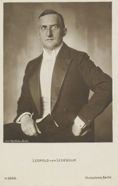 Leopold von Ledebur auf einer Fotografie von Mac Walten (1892–1943); Quelle: www.cyranos.ch; Lizenz: gemeinfrei