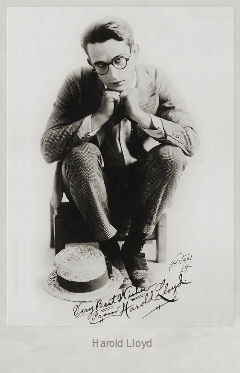 Harold Lloyd in den frühen 1920er Jahren; Urheber: Albert Witzel (18791929; "Witzel Studios", Los Angeles); Quelle: www.cyranis.ch; Lizenz: gemeinfrei